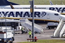 Nihče ne varčuje kot Ryanair: Za posadko in potnike kmalu le eno stranišče