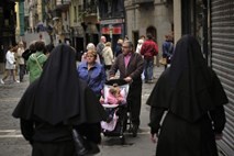 Španska katoliška cerkev in porodnišnice ukradle do 300 tisoč dojenčkov