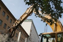 Črno gradnjo porušili brez pravne podlage, lastnika zahtevata pol milijona evrov