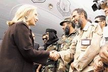 Clintonova prinesla libijskim upornikom polno košaro "daril"