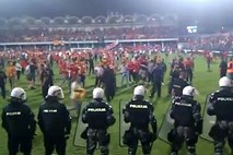 Angleški navijači v Podgorici žalili Črnogorce: “Ste le majhno mesto v Srbiji!“