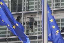 Z golimi lutkami v protest proti Teš 6 pred vrati Evropske komisije v Bruslju