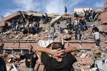 Foto: Število žrtev potresa v Turčiji preseglo 200, več kot 1100 ranjenih