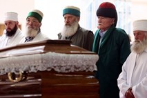 Pogrebi v različnih verstvih sveta: Gadafija bodo pokopali po islamskih običajih