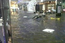 Dublin pod vodo: Poplavile številne reke, pogrešan je en policist