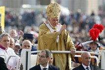 Papež zaradi suma pedofilije odredil preiskavo britanskega samostana in šole