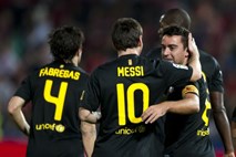 Barcelona z dvema igralcema več in nerazpoloženim Messijem do težke zmage proti Granadi