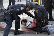 Vojna na ulicah Oaklanda: Brutalni policisti nad protestnike s solzivcem