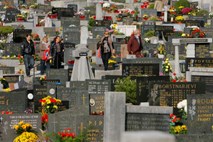 Dan mrtvih: Spomin na pokojne ali praznik, namenjen živim?