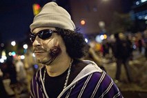 Vstali od mrtvih: Na newyorški paradi tudi Gadafi in Michael Jackson