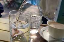 Japonski poslanec pil dekontaminirano vodo iz Fukušime