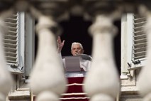 Nelojalnost cerkvenemu delodajalcu: Izgubil službo, ker je na spletu žalil papeža