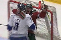 Nespametno: Švedski hokejist po zadetku objel nasprotnika in zato dobil po nosu