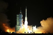 Plovilo Shenzhou uspešno združeno z vesoljsko kapsulo