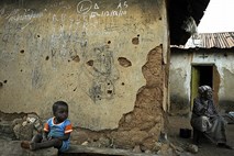 Enomesečni otrok na plačilni listi lokalnih oblasti v Nigeriji
