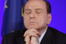 Zapustilo naj bi ga 20 poslancev, Berlusconi pa vztraja
