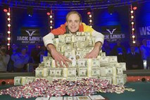 Poker: Novi svetovni prvak je postal Nemec Heinz, ki je za zmago prejel 8,72 milijona dolarjev