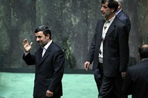 Ahmadinedžad: Iran glede svojega jedrskega programa ne bo popustil niti za ped