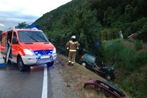 V prometni nesreči na Šentjurskem umrl voznik, vsaj dve osebi poškodovani