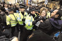 Strogo nadzirani študentski protest v Londonu minil mirno