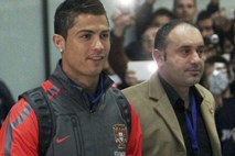 Portugalce na letališču v Sarajevu pričakali žvižgi, Ronalda pa vzkliki “Messi, Messi“