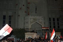 Izločitev Sirije: Prorežimski protestniki veleposlaništva obmetavali s paradižniki