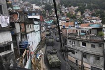 Brez enega strela: Policija po 30 letih vladavine kriminala prevzela nadzor v Rocinhi