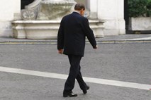 Včeraj odstopil, danes že napoveduje povratek: Berlusconi pisal stranki Desnica