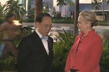 Bruhnila v smeh: Mimo Clintonove na srečanju G20 tekel na pol gol moški