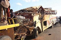 Dva taksi kombija in tovornjak: V prometni nesreči 20 mrtvih, 14 ranjenih