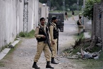V napadih v Pakistanu je umrlo 22 ljudi