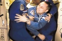 Sojuz s tremi astronavti na krovu se je priključil ISS