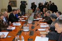 Pahor grozi z interventnim zakonom, sindikati in upokojenci proti zamrznitvam