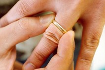 Ženin poročni prstan je našel med smetmi na mestni deponiji!