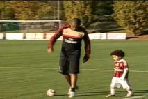 Video: Robinho svojega 3-letnega sina že uči nogometne trike