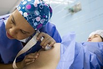 Nova metoda UKC Ljubljana: Ženska rodila po odstranitvi materničnega vratu