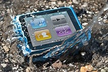 Nov ovitek, ki bo vaš pametni telefon popolnoma zaščitil pred vodo