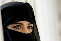Saudova Arabija: Ženske z lepimi očmi bodo morale v javnosti zakriti tudi te