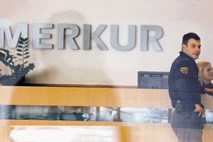 Banka Hypo  zahteva za svojega nadzornika Merkurja pol milijona evrov