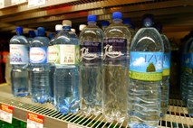 Znanstveniki ovrgli novico o uživanju ustekleničene vode in dehidraciji