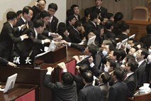 Video in foto: Napad s solzivcem v južnokorejskem parlamentu