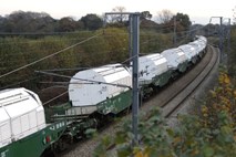 Iz Francije v Nemčijo kljub protestom krenil tovorni vlak z jedrskimi odpadki