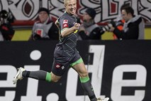 M'gladbach se je z zmago proti Kölnu po 26 letih znova zavihtel na vrh bundeslige