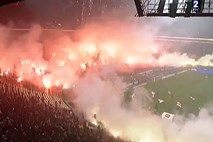 Na beograjskem večnem derbiju vroče ob in na igrišču: Zmaga Partizana, izgredi Delij