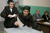 Na predsedniških volitvah v Južni Osetiji vse kaže na tesen izid