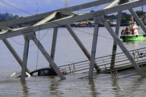 V sobotnem zrušenju mostu v Indoneziji 18 mrtvih