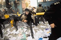 Študentje  vdrli v britansko veleposlaništvo v Teheranu