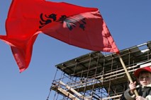 Napredek Srbije negotov; EU poziva k umiku barikad na Kosovu
