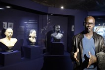 Nekdanji francoski nogometaš odprl razstavo s človeškimi eksponati