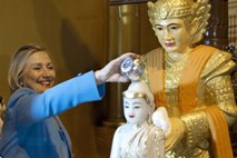 Clintonova v Mjanmaru z reformami pogojila izboljšanje odnosov